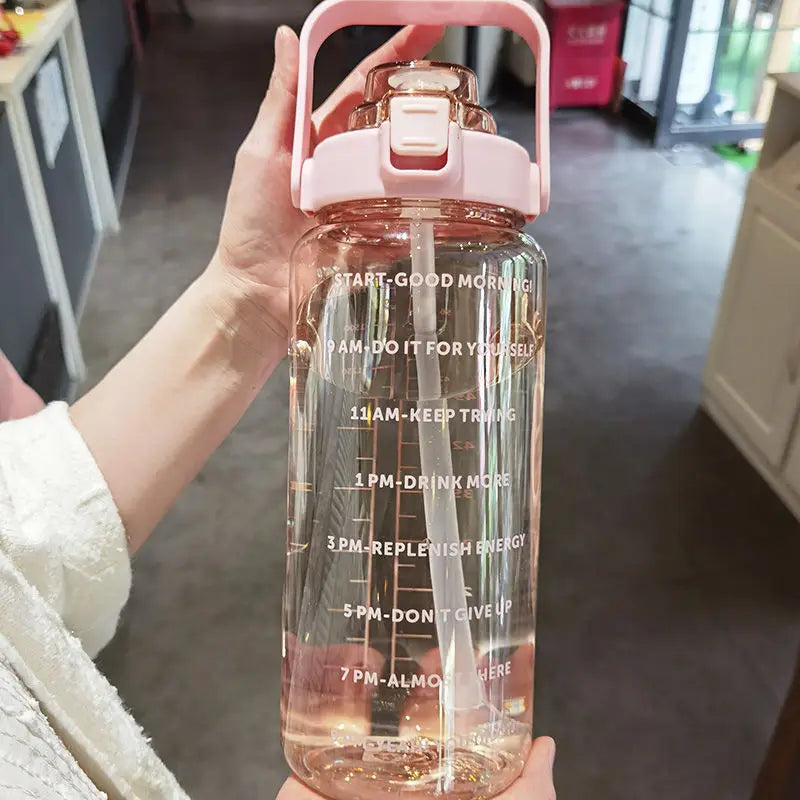Große 2000 ml Kunststoff-Wasserflasche mit Strohhalm – Ideale Trinkflasche für Sport und Outdoor-Aktivitäten, Camping und Reise, Ergonomisches Design für komfortables Trinken