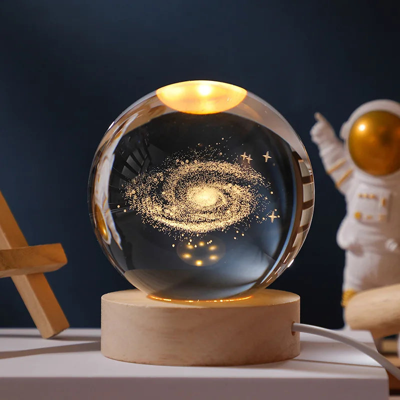6 cm Kristallkugel mit 3D-Lasergravur - Glasplanet und LED-warmes Nachtlicht, Sonnensystem-Universum, Geburtstagsgeschenk mit Holzsockel