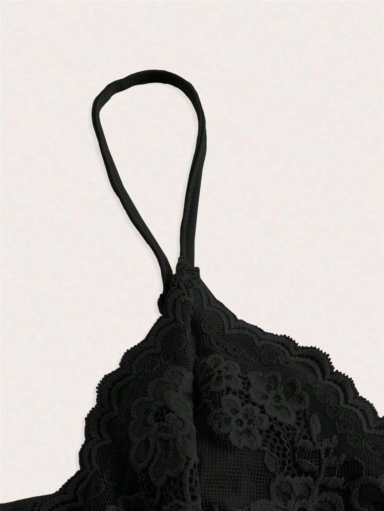 Elegantes Schwarzes Cami-Top mit zarter Spitze und femininer Schleife – Grunge-Punk inspiriert im Y2K Look, ideal für den Sommer und vielseitig kombinierbar