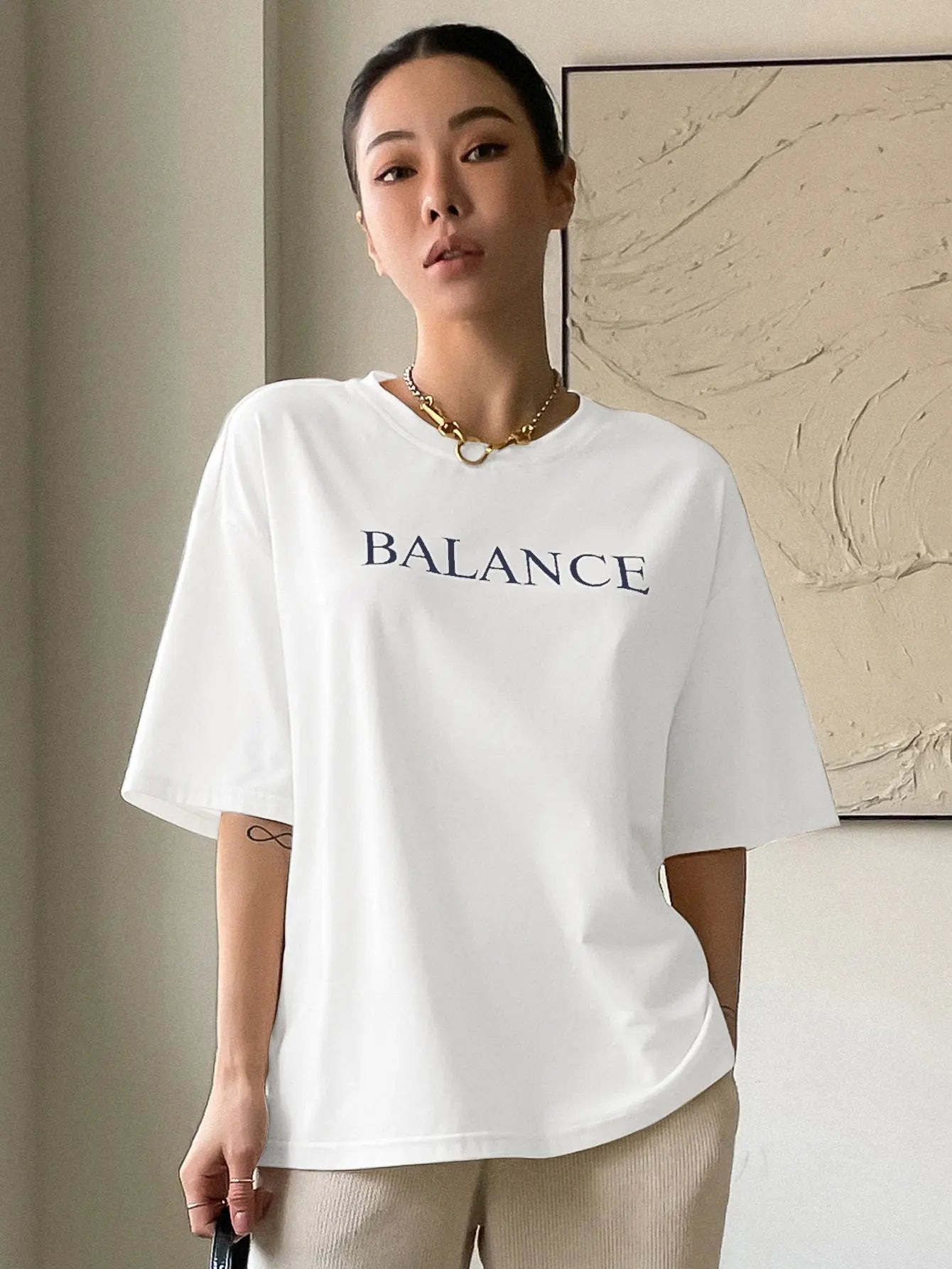 Modisches Balance Letter Printed T-Shirt für Frauen – Sommerliches Oversize Kurzarm-Tee, lockerer Schnitt, 100% Baumwolle