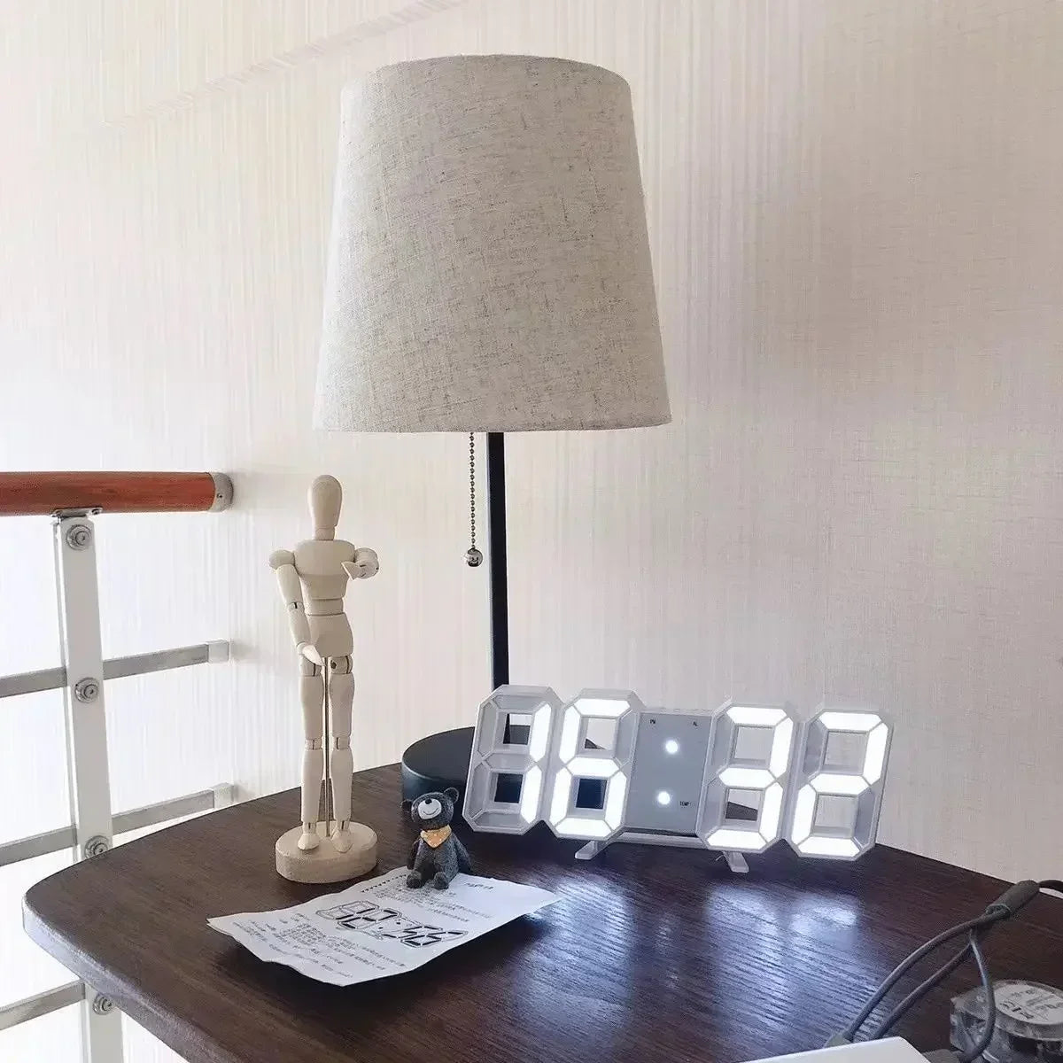 Modernes 3D LED Digitaluhr Design mit Verstellbarem Nachtmodus – Elektronische Wanduhr für stilvolle Raumdeko und perfekte Schlafzimmer-Atmosphäre
