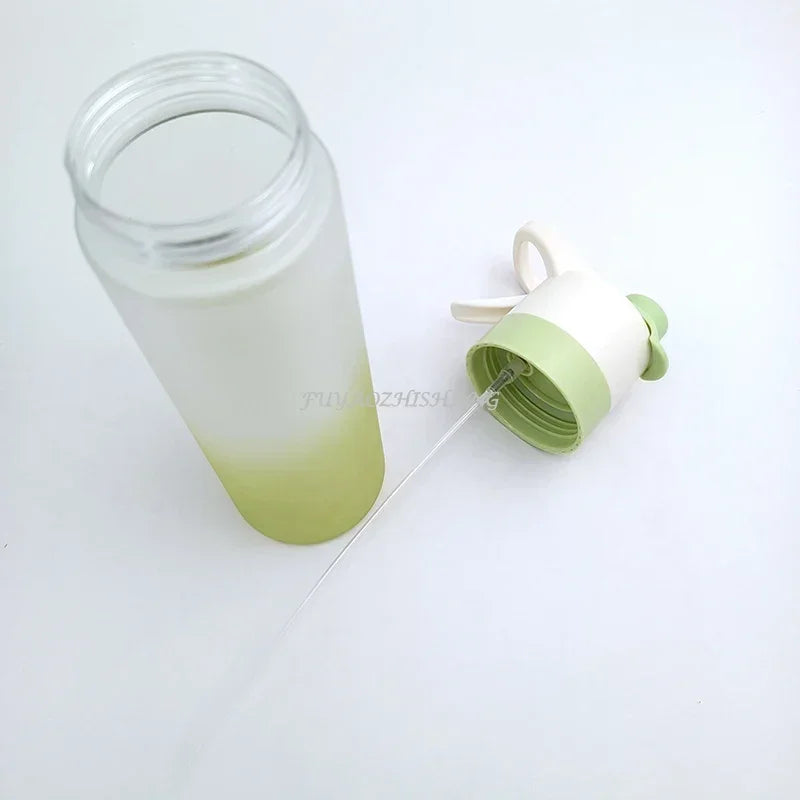 700ml Trinkflasche - Outdoor Fitness, BPA-frei, Mit Sprühnebel, Große Kapazität, Wasserflasche mit Sprühfunktion zum Abkühlen und Erfrischen