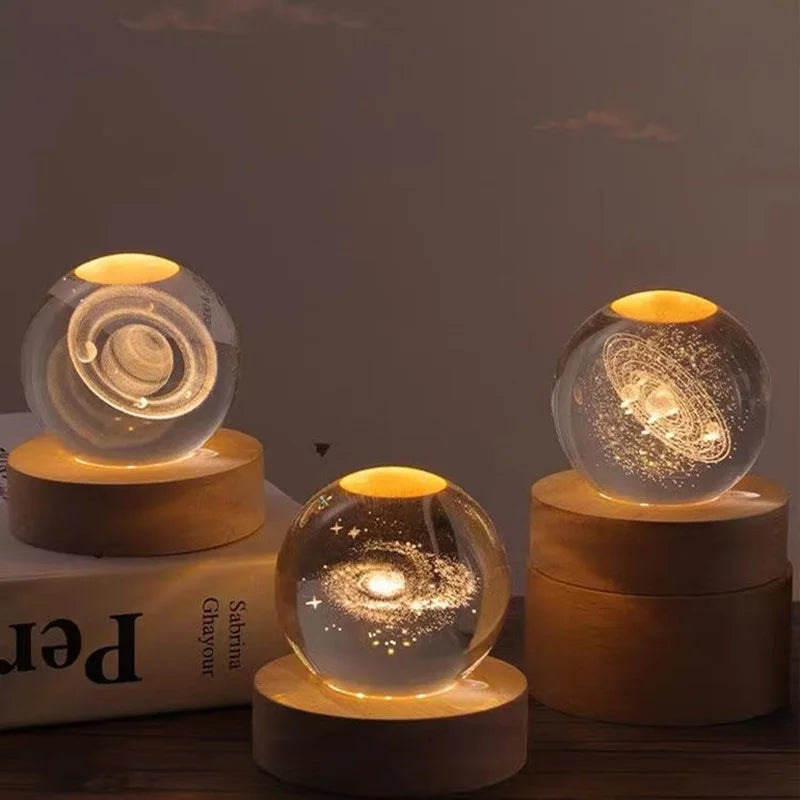 6 cm Kristallkugel mit 3D-Lasergravur - Glasplanet und LED-warmes Nachtlicht, Sonnensystem-Universum, Geburtstagsgeschenk mit Holzsockel
