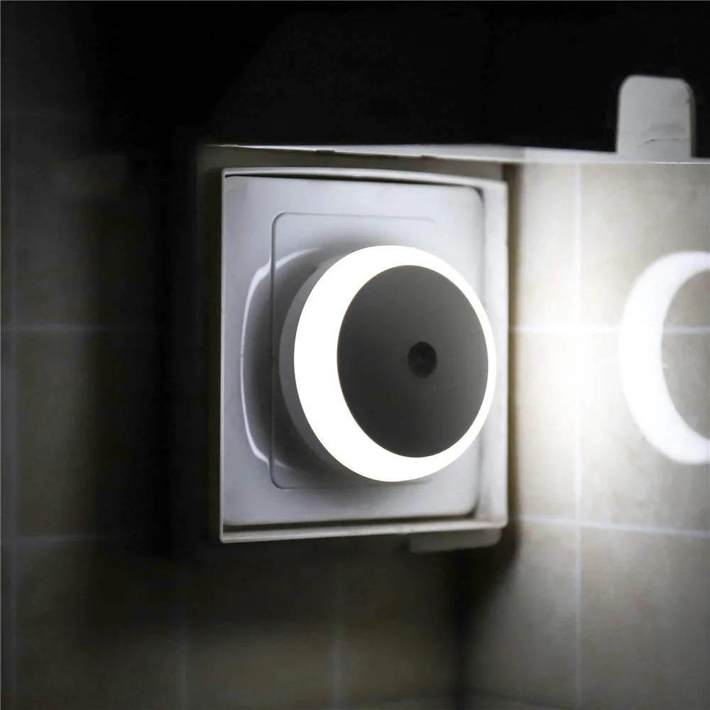 LED Nachtlicht mit Stecker – Dämmerungs- bis Morgendämmerungs-Sensor, Automatisch dimmend, Ideal für Badezimmer, Flur, Küche & Schlafzimmer