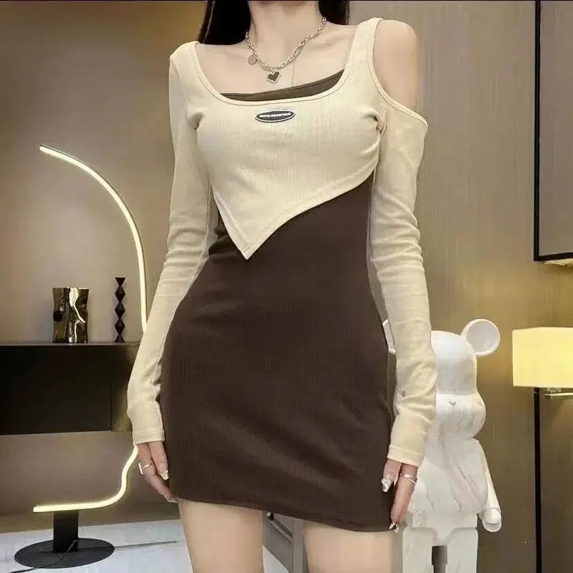 Hochelastisches Kleid: Slim-Fit-Design mit unregelmäßigem Saum und Zweifarbig