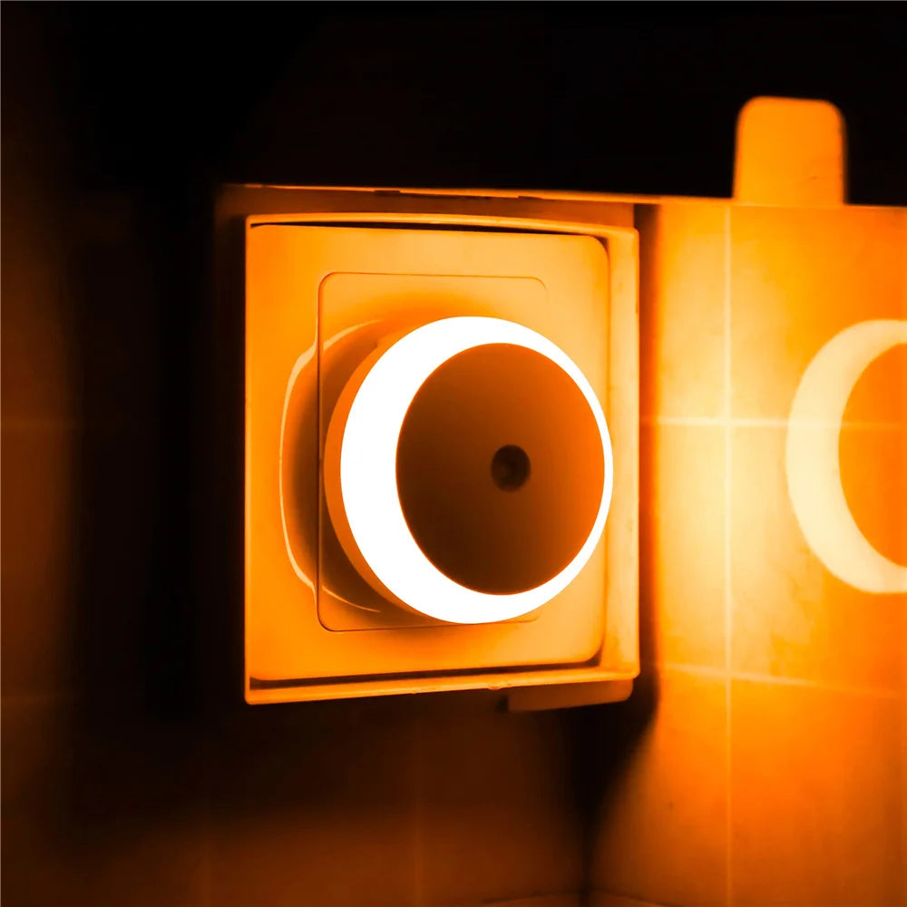 LED Nachtlicht mit Stecker – Dämmerungs- bis Morgendämmerungs-Sensor, Automatisch dimmend, Ideal für Badezimmer, Flur, Küche & Schlafzimmer