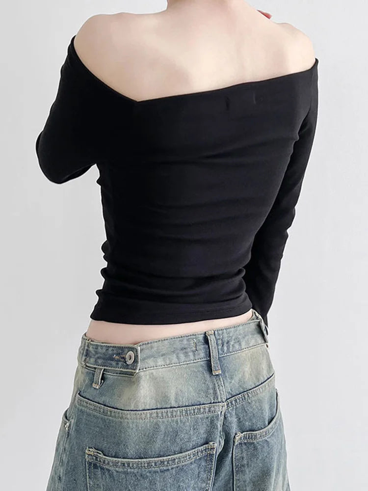 Elegantes Schwarzes T-Shirt mit Slash-Neck – Langärmeliges, Schlankes Design für Frauen, Koreanische Mode, Sexy Cropped Style für den Herbst
