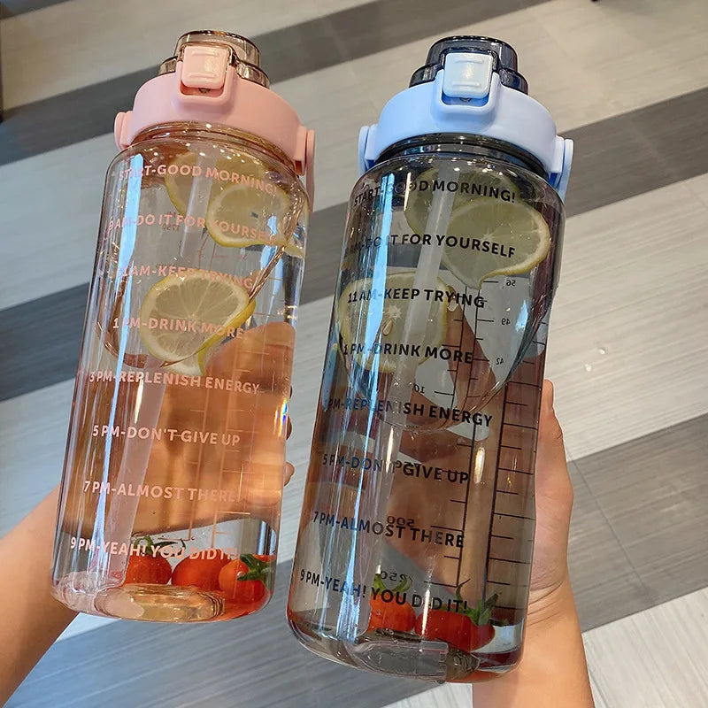 Große 2000 ml Kunststoff-Wasserflasche mit Strohhalm – Ideale Trinkflasche für Sport und Outdoor-Aktivitäten, Camping und Reise, Ergonomisches Design für komfortables Trinken