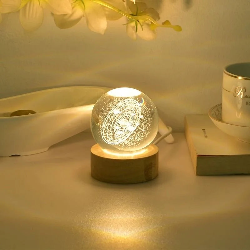 6 cm Kristallkugel mit 3D-Lasergravur - Glasplanet und LED-warmes Nachtlicht, Sonnensystem-Universum, Geburtstagsgeschenk mit Holzsockel