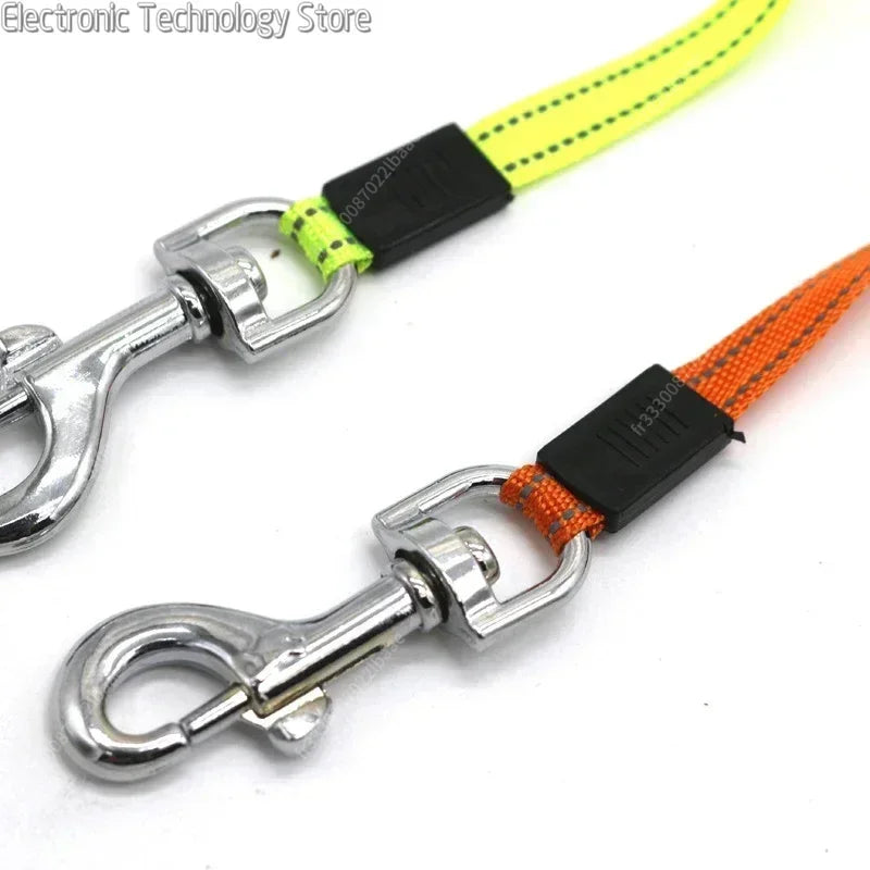 Doppelte Hundeleine mit Licht – Retractable, drehbare Leine für 2 Hunde, tragbar und ideal für sichere Spaziergänge mit LED-Licht
