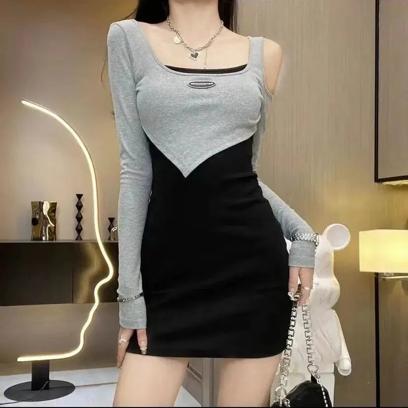 Hochelastisches Kleid: Slim-Fit-Design mit unregelmäßigem Saum und Zweifarbig