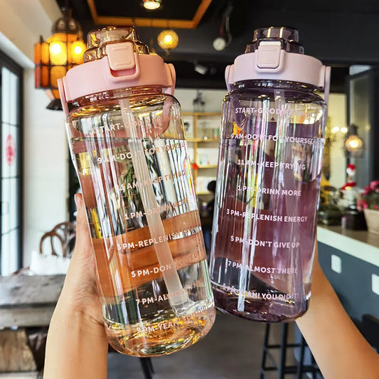 Große 2000 ml Kunststoff-Wasserflasche mit Strohhalm – Ideale Trinkflasche für Sport und Outdoor-Aktivitäten, Camping und Reise, Ergonomisches Design für komfortables Trinken