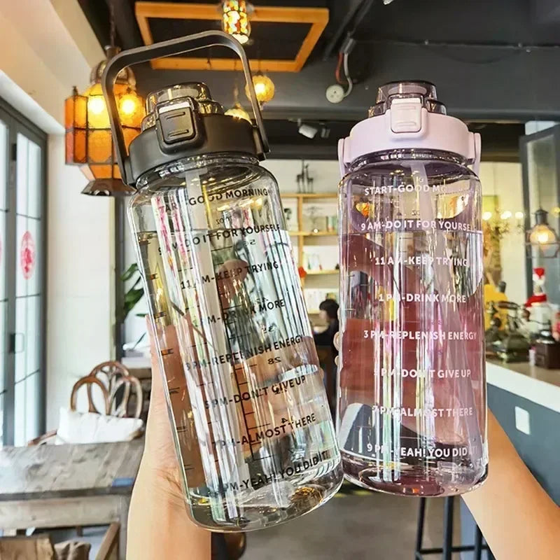 2L Tragbare Wasserflasche mit Strohhalm und Zeitmarkierung – Bleiben Sie Hydriert bei Sport und Outdoor-Aktivitäten