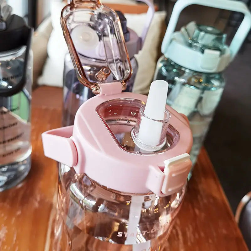 Große 2000 ml Kunststoff-Wasserflasche mit Strohhalm – Ideale Trinkflasche für Sport und Outdoor-Aktivitäten, Camping und Reise, Ergonomisches Design für komfortables Trinken