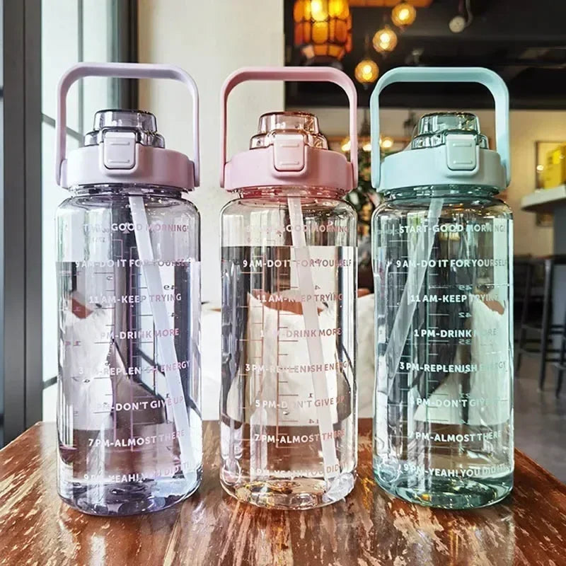 2L Tragbare Wasserflasche mit Strohhalm und Zeitmarkierung – Bleiben Sie Hydriert bei Sport und Outdoor-Aktivitäten